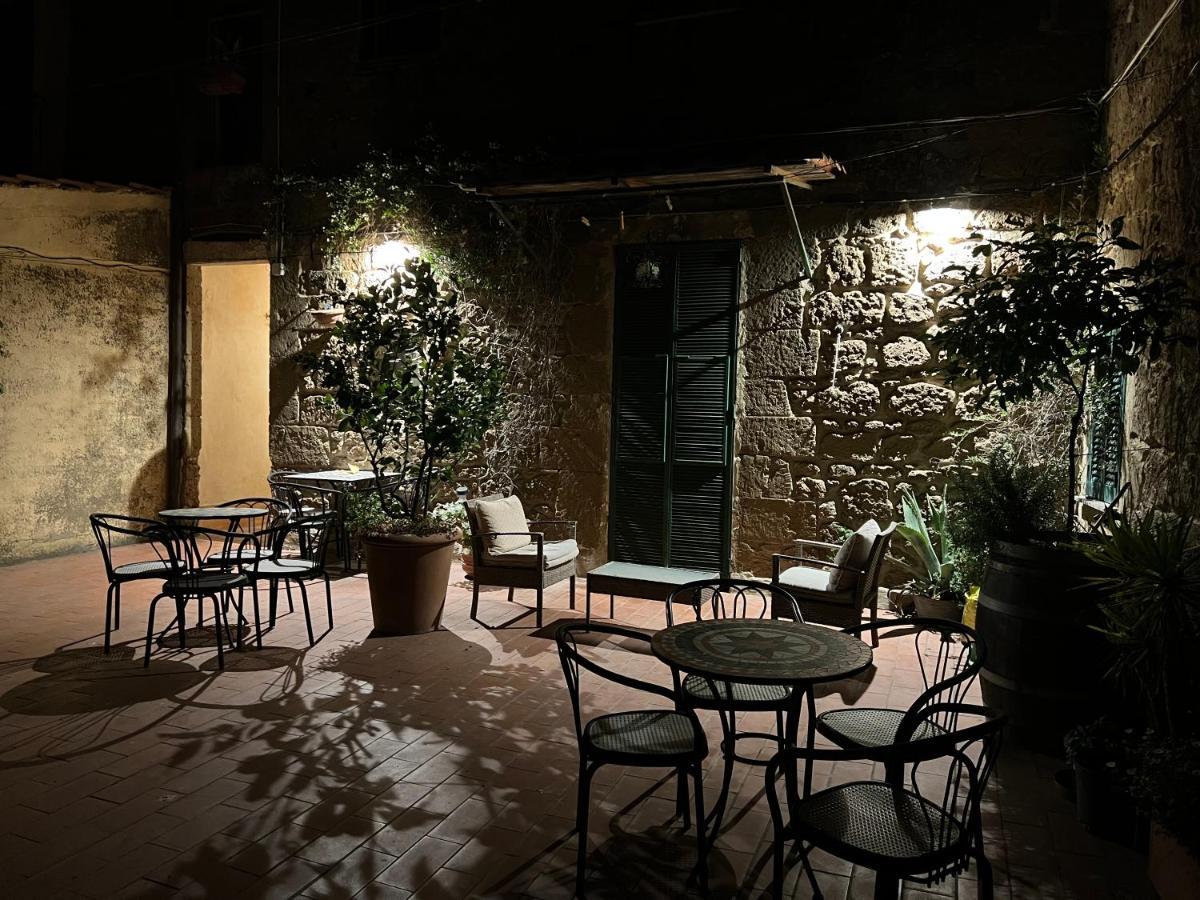 Affittacamere Licenza N.1 Presso La Magica Torre Pitigliano Bagian luar foto